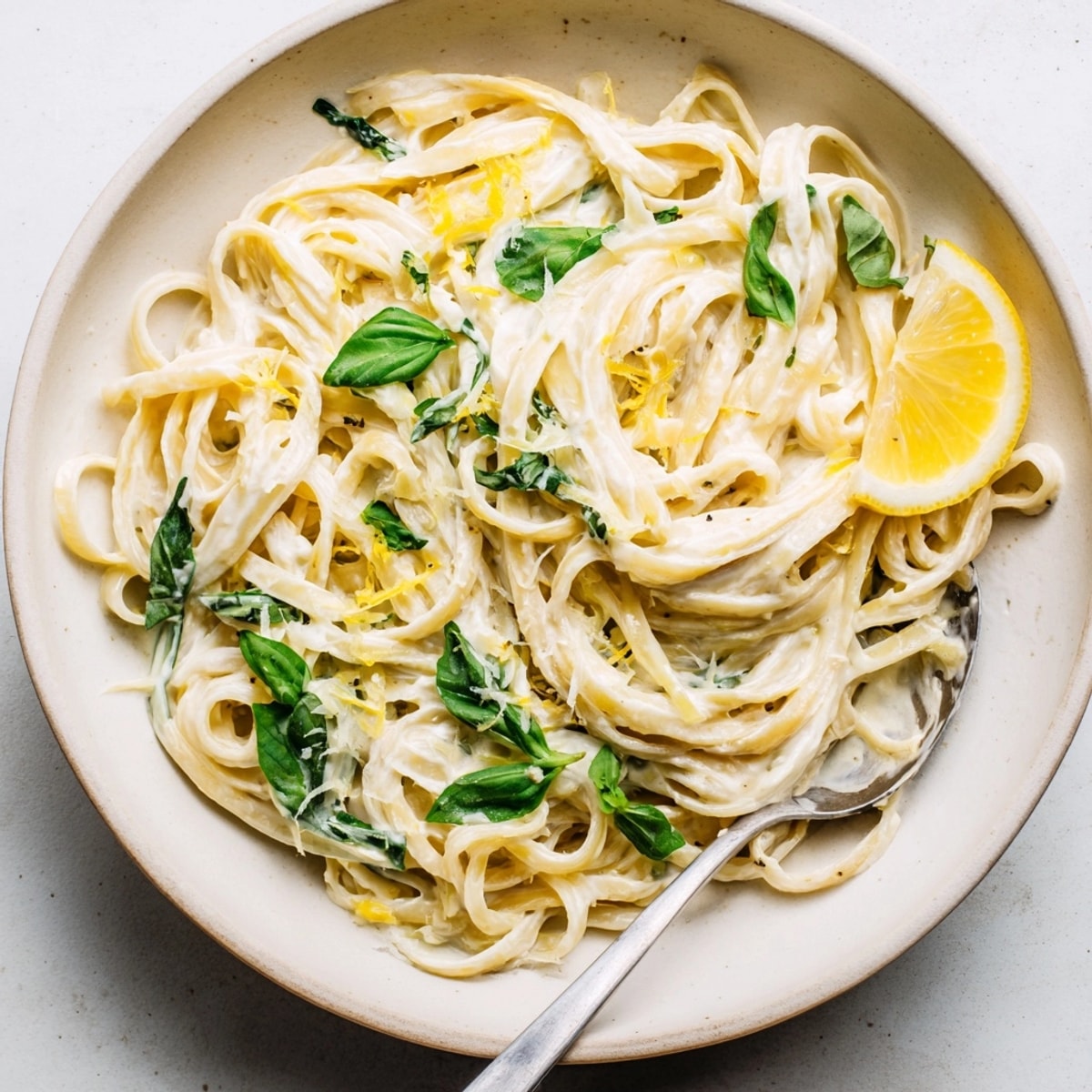Einfaches Zitrone-Basilikum-Ricotta-Pasta-Rezept, ideal für ein schnelles Mittagessen mit Sommeraromen.