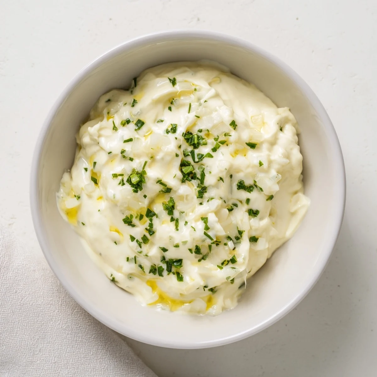 Nahaufnahme von Knoblauch-Aioli-Dip in einer Schüssel, perfekt serviert zum Dippen.