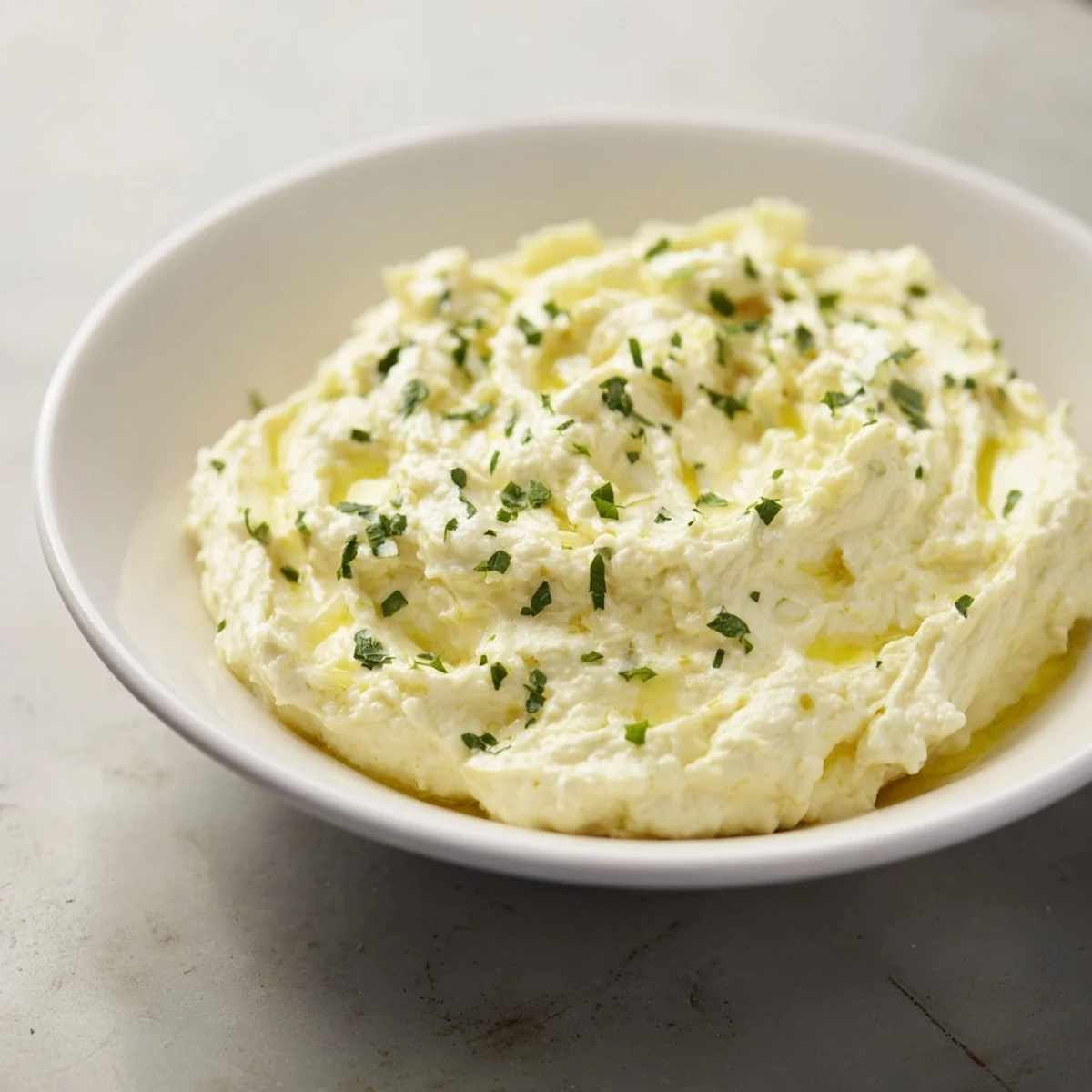 Selbst gemachter Knoblauch-Aioli-Dip, der perfekt als Soße zu Pommes Frites passt.