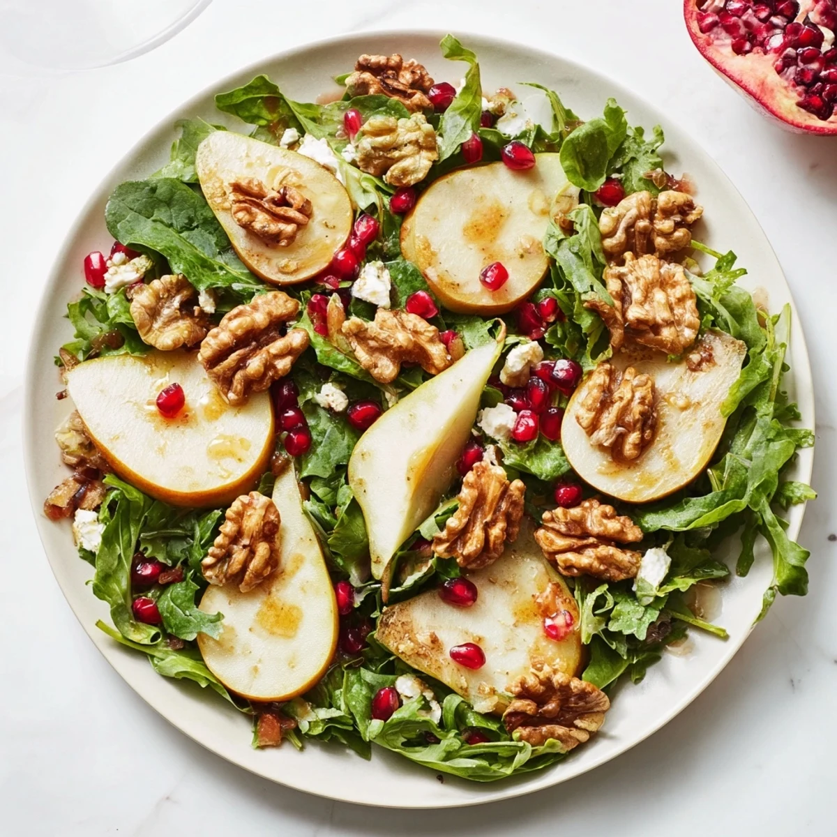 Wintergrüner Salat mit Walnüssen