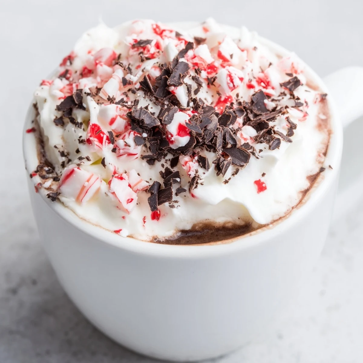 Peppermint Mocha Hot Chocolate in einer warmen Tasse mit Schokoraspeln und Minzstücken für festliche Tage