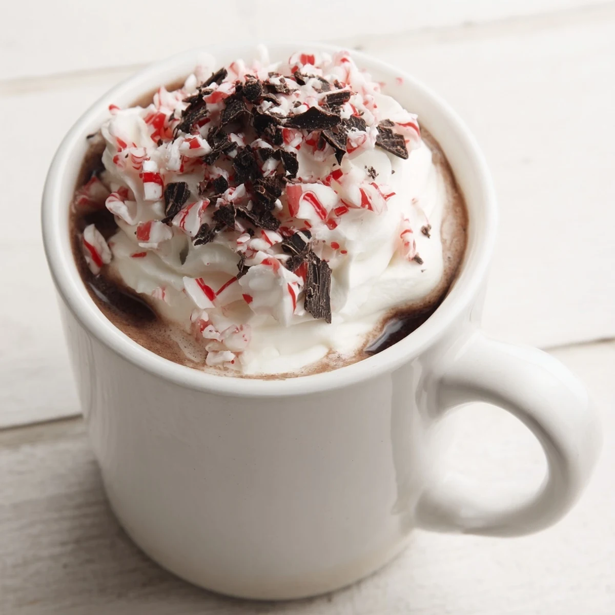 Heiße Peppermint Mocha Hot Chocolate mit cremiger Schokolade, Espresso und Minze, im gemütlichen Winterambiente serviert
