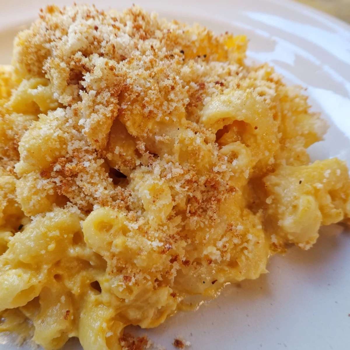 Butternut Squash Macaroni Cheese mit goldbrauner Krume aus Ofen, Parmesan und Breadcrumbs