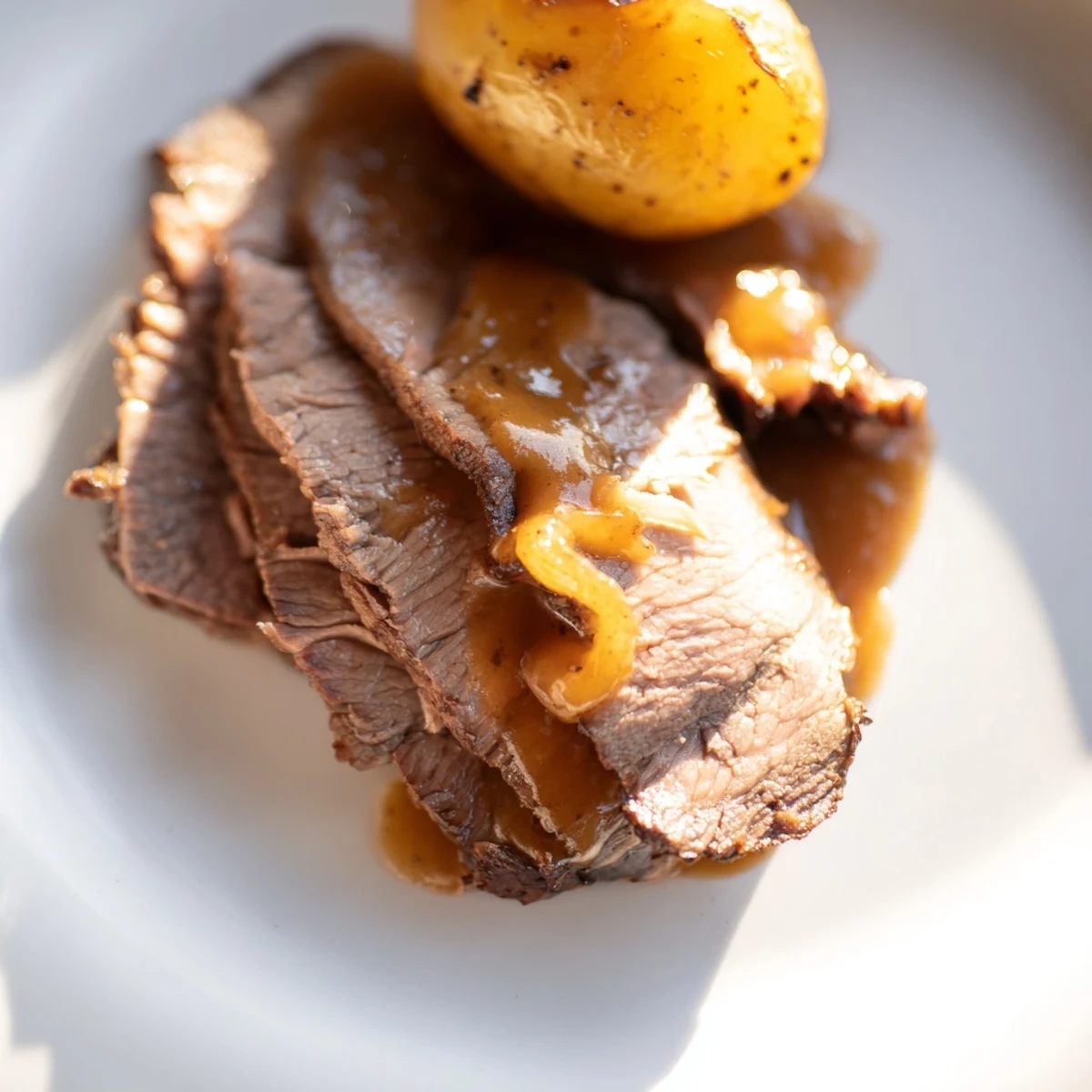 Mageres Rindfleisch und weiche Karotten in cremiger Sauce – Amerikanisches Slow Cooker Pot Roast mit Gravy.