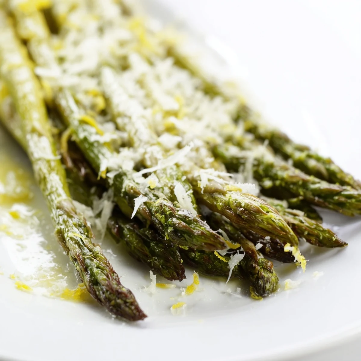 Duftende Roasted Asparagus with Parmesan, garniert mit Zitronenzesten und serviert warm als mediterrane Beilage.