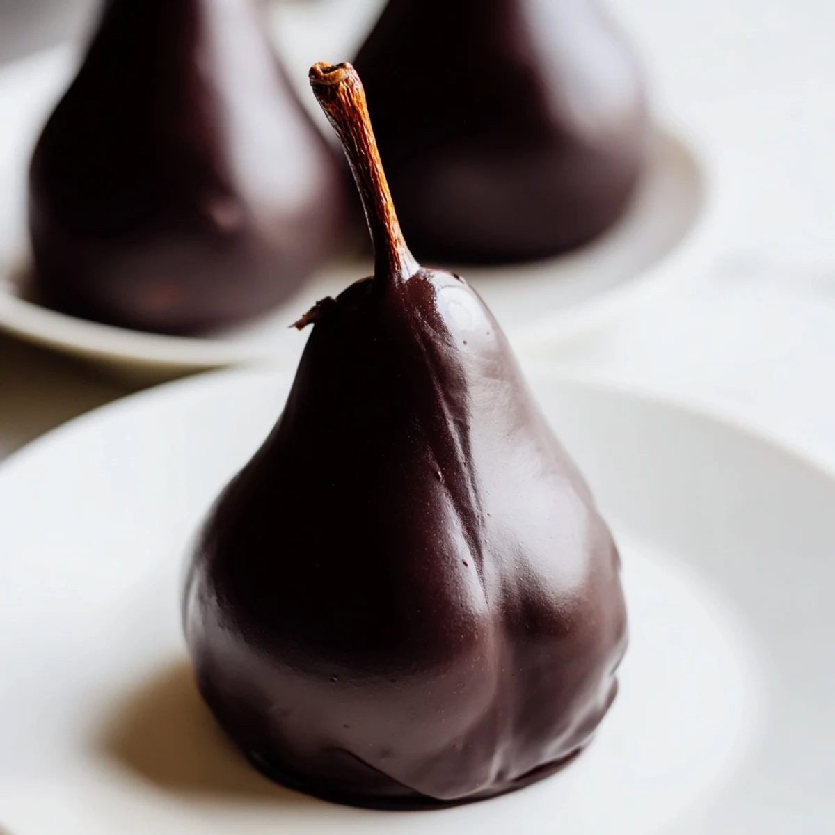 Genießen Sie diese Romantische Chocolate Covered Pears mit Schlagsahne und frischen Himbeeren auf dem Teller.