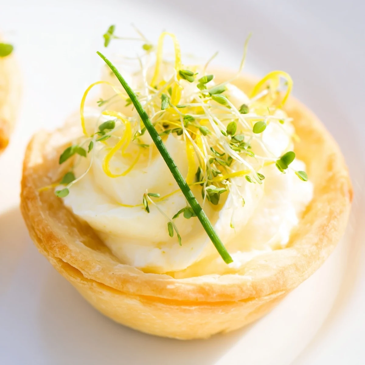 Gebackene Lemon Appetizer Tartlet mit cremiger Füllung und Zitronenzesten