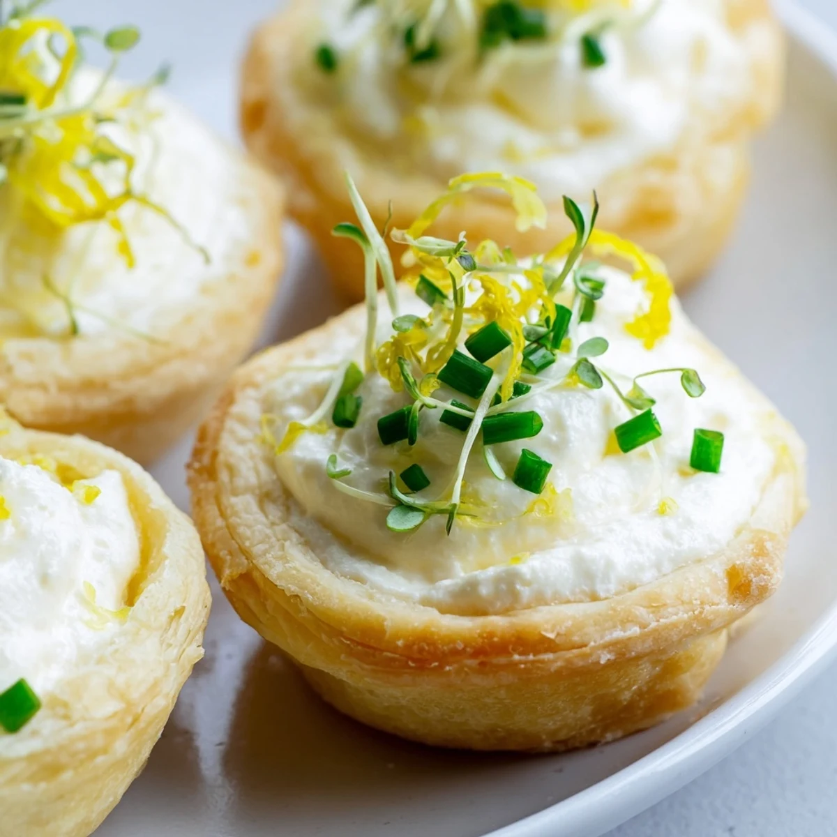 Servierter Lemon Appetizer Tartlet auf eleganter Platte für Gesellschaften