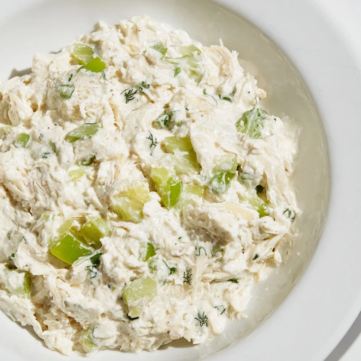 Cajun Remoulade Sauce with Crab in einer Schüssel, fertig zum Auftragen auf Fisch.