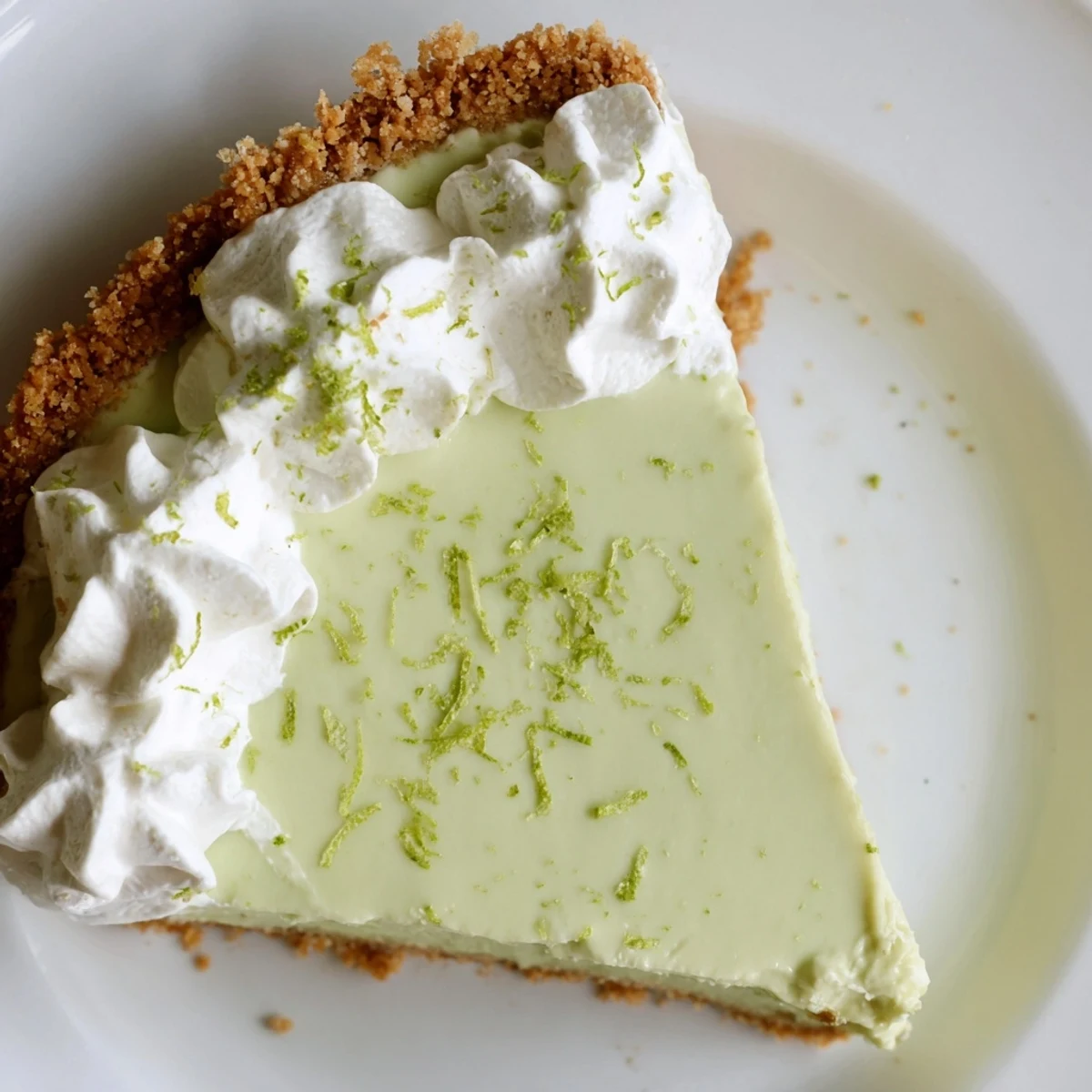 Süßer Apfelstrudel mit knusprigem Blätterteig, gefüllt mit Rosinen und Zimt, serviert mit warmer Vanillesauce oder Puderzucker.