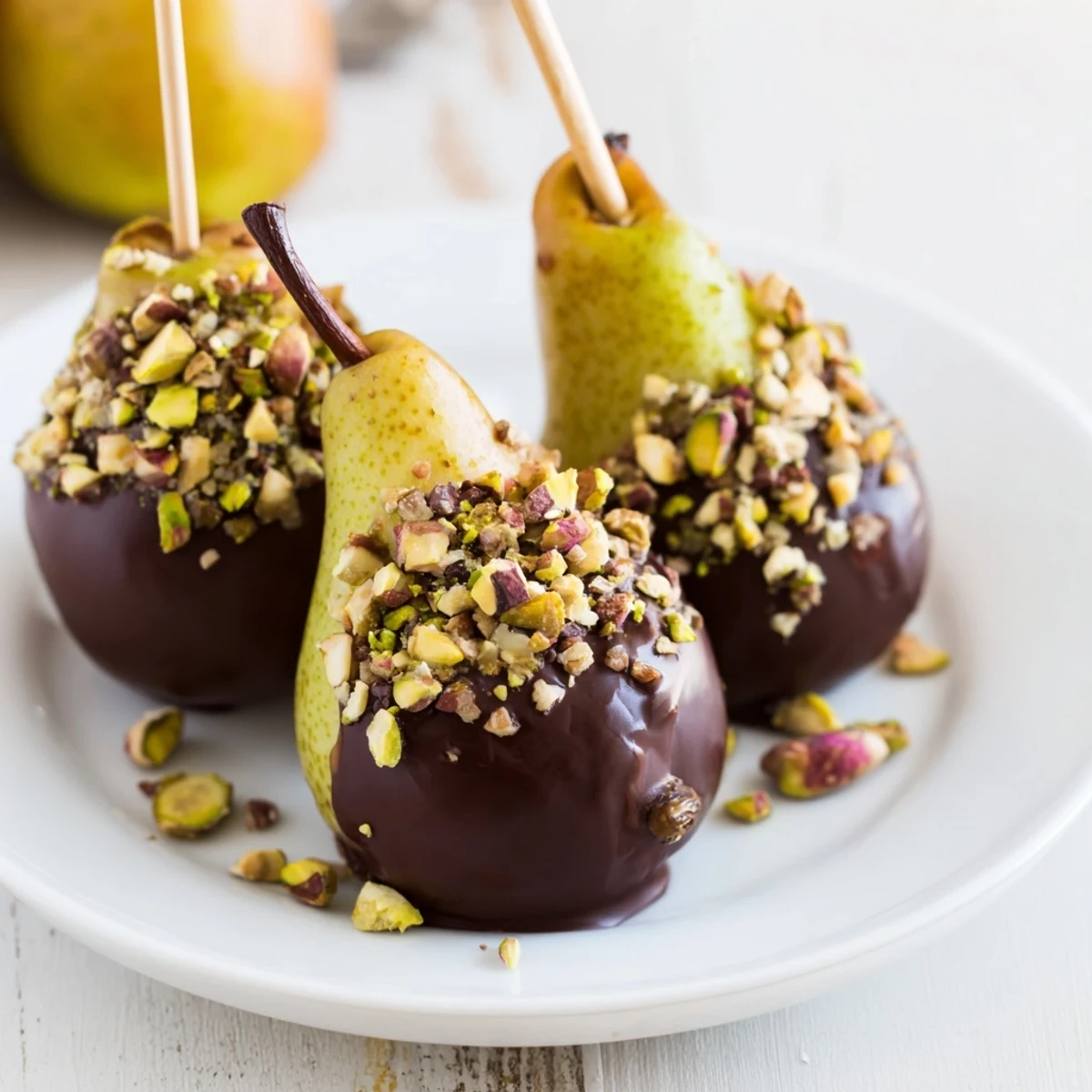 Elegantes Dessert: Schokoladen-Birnen mit gehackten Nüssen auf einem Blech für die Party.
