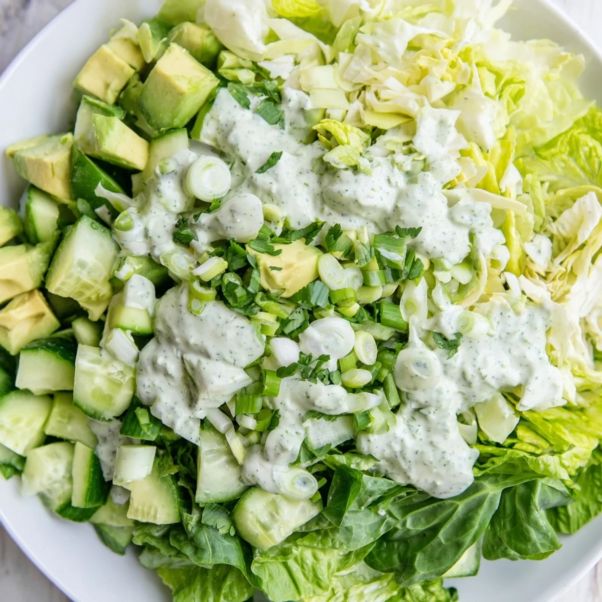 Beleuchteter Green Goddess Salad mit Avocado, gerösteten Kräutern und serviert als leichte Hauptmahlzeit