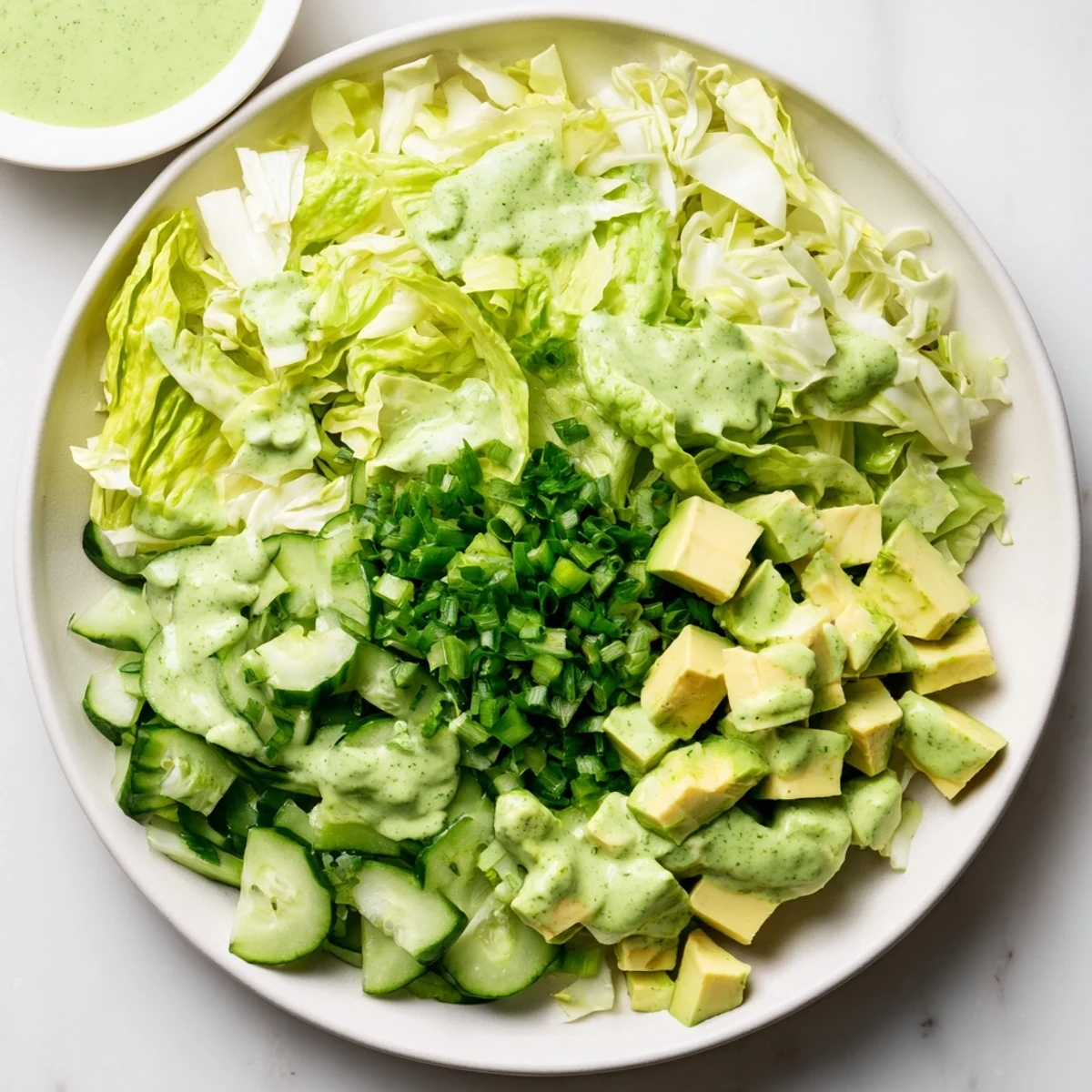 Frischer Green Goddess Salad mit Avocado in einer Schüssel mit cremiger grüner Dressung