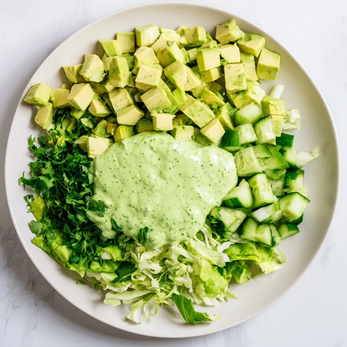 Genieße diesen Green Goddess Salad mit Avocado und knusprigem Gemüse als leichtes Mittagessen