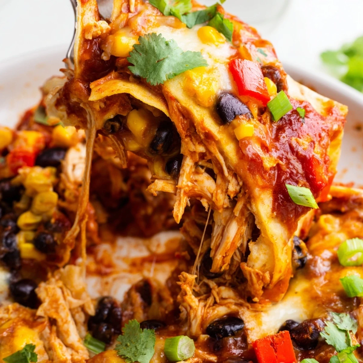 Slow cooker chicken enchilada casserole mit geschmolzenem Käse und frischem Koriander übergossen