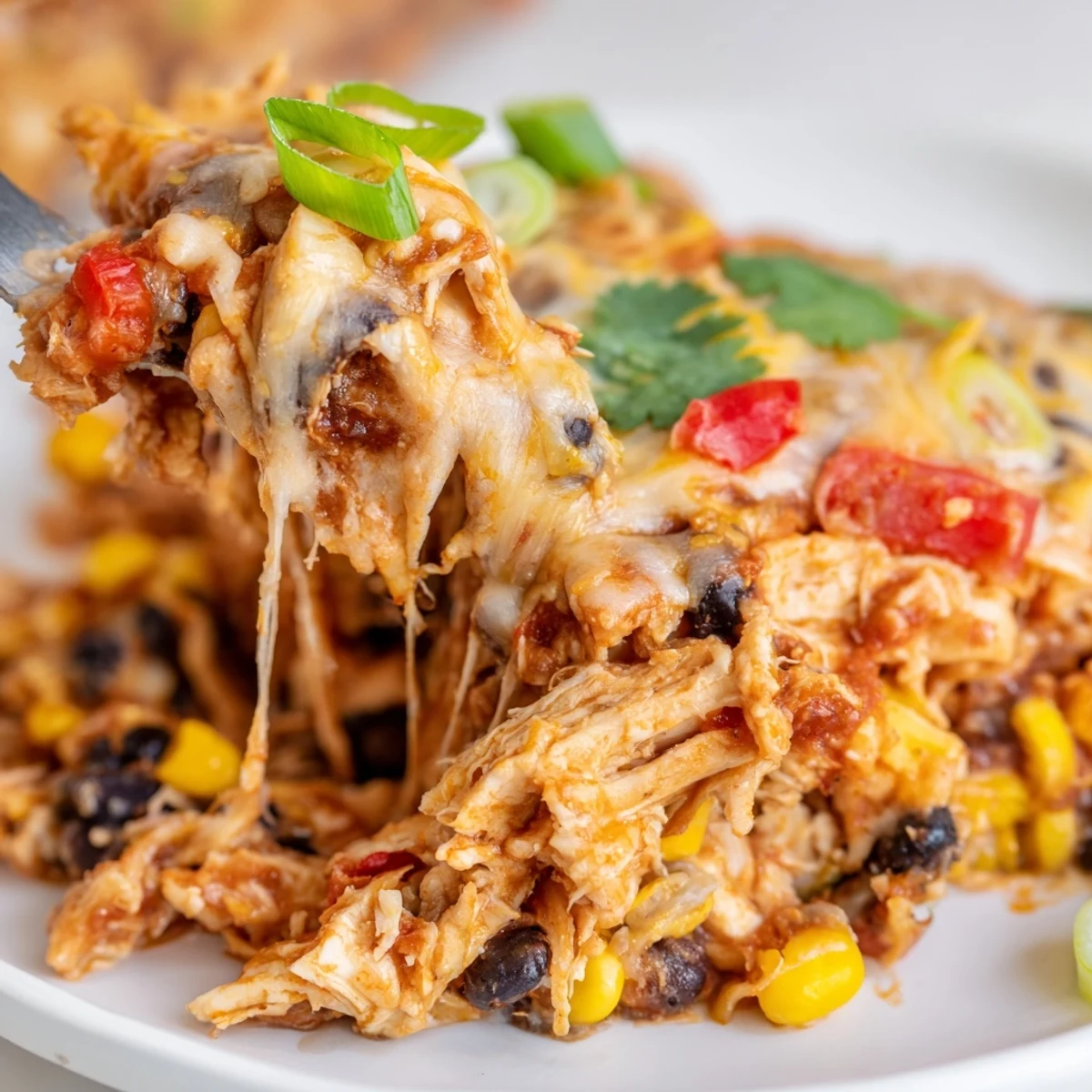 Schichtweise Crockpot Hähnchen Enchilada Auflauf mit Tortillas, Bohnen und Mais gebacken