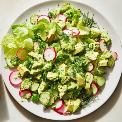 Green Goddess Salad mit Avocado und Gurke, cremig gewürzt und für leichte Mahlzeiten.  